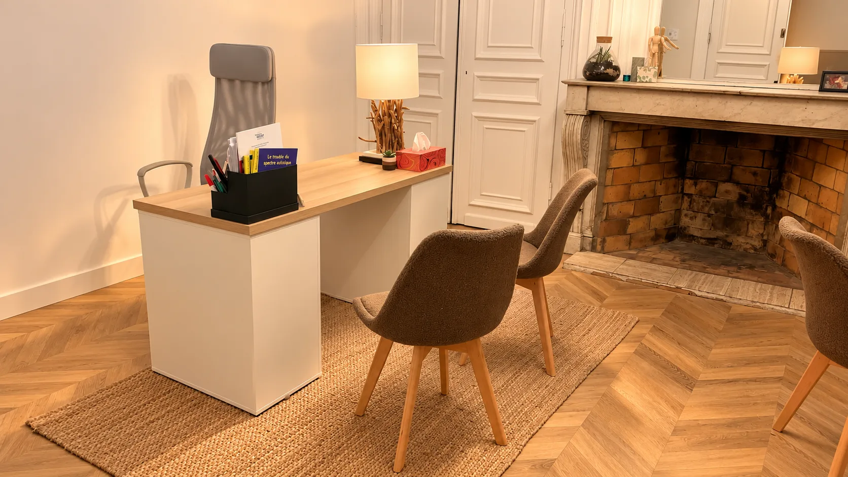 Bureau de consultation avec cheminée en marbre et parquet en point de Hongrie.