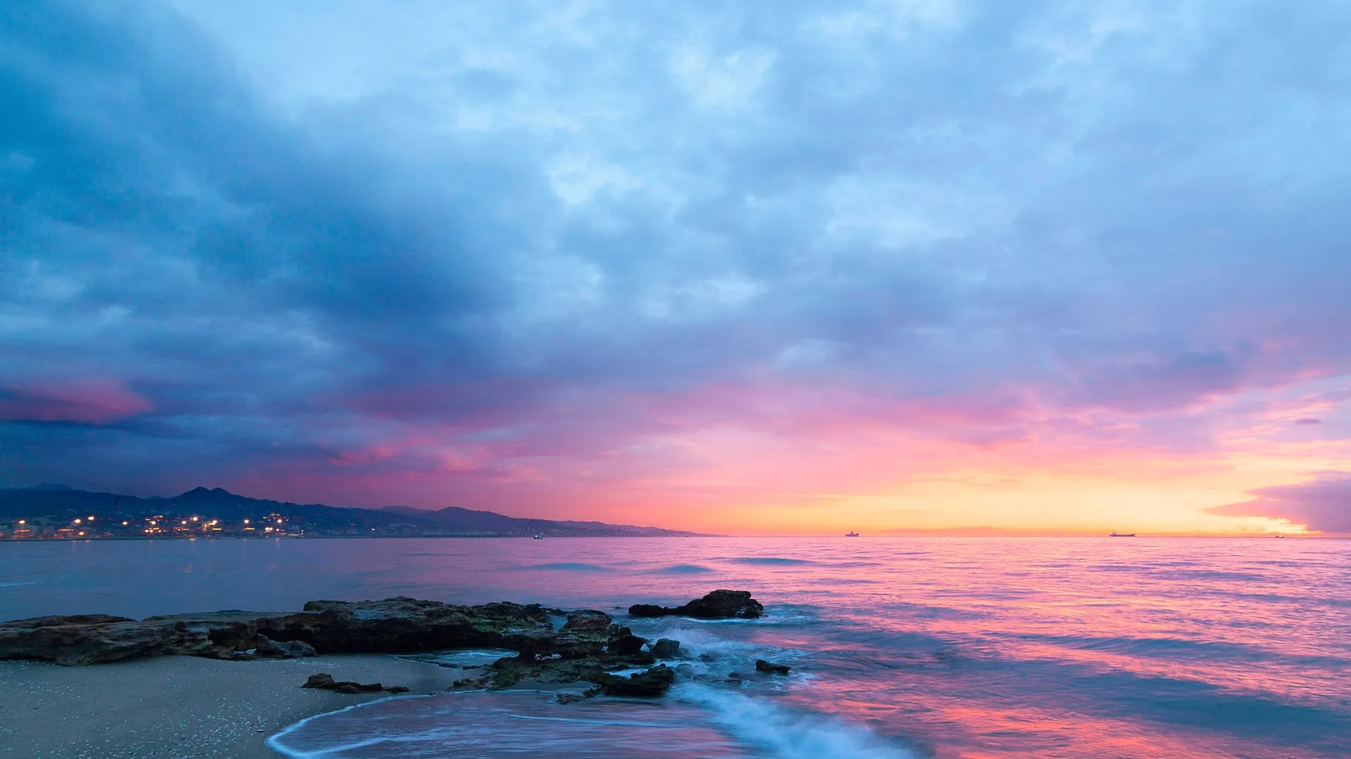 Mer calme au crépuscule — lumière douce et mouvement de l’eau