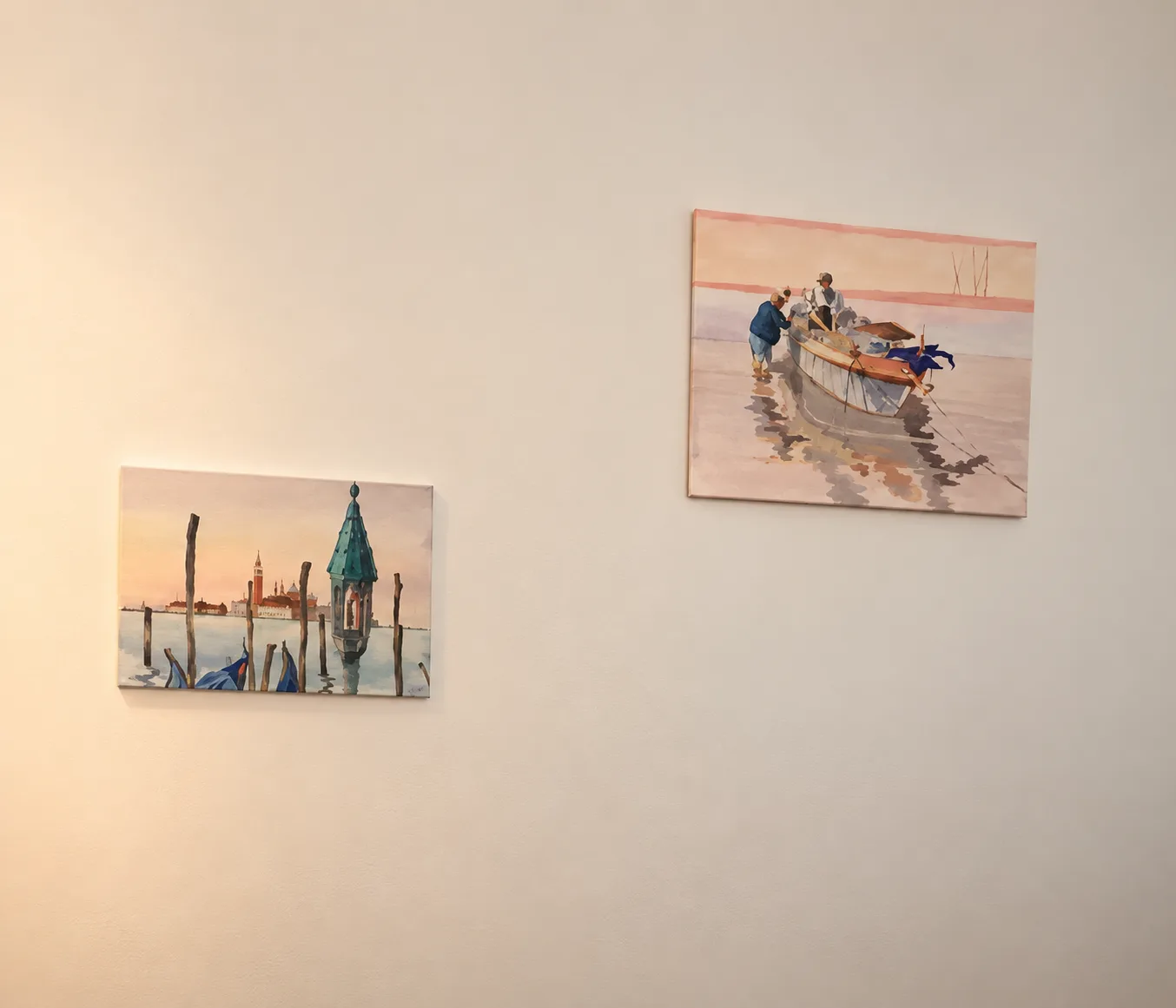 Deux tableaux colorés accrochés au mur du cabinet.